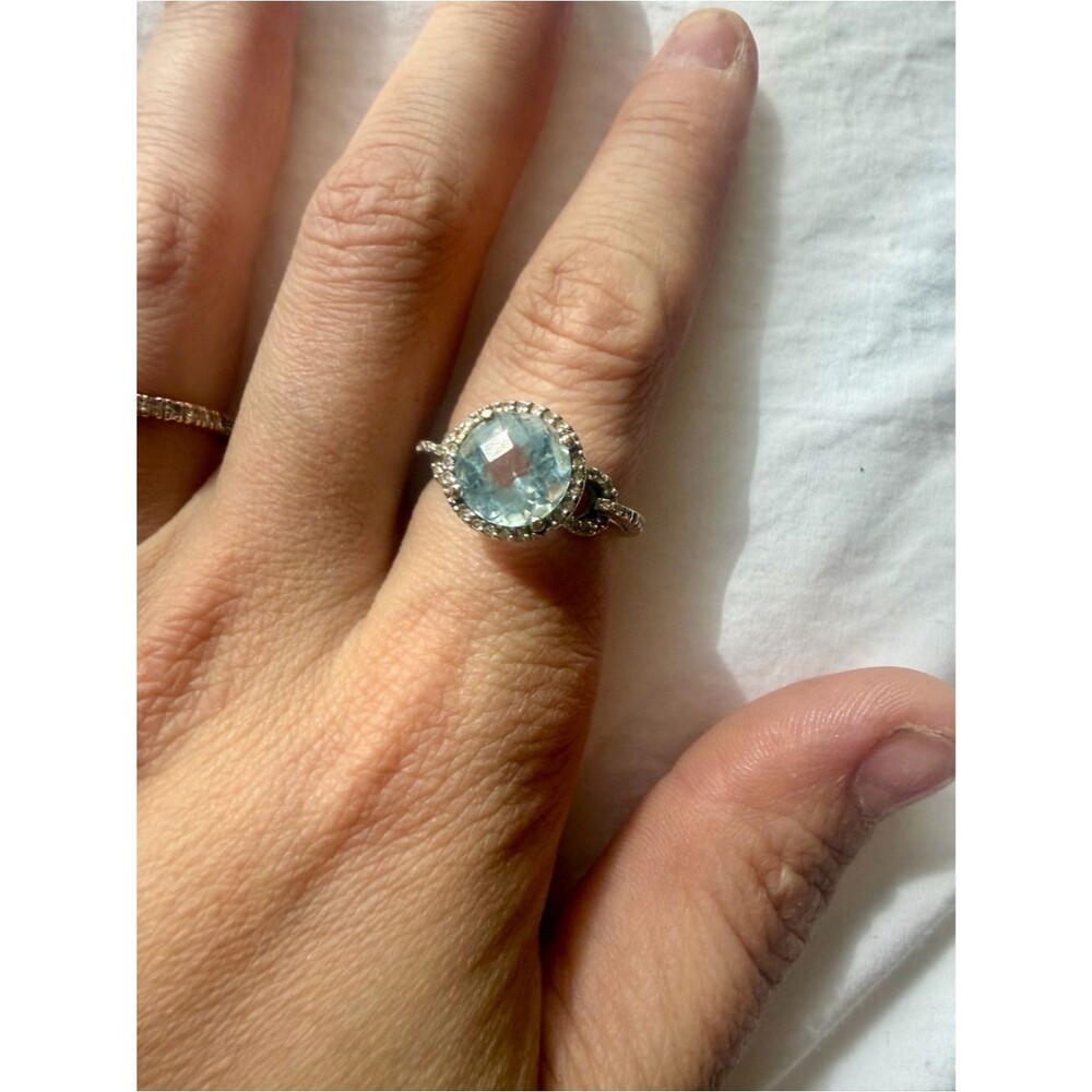 18k white gold ring with 3.5k natural aquamarine stone and diamond halo